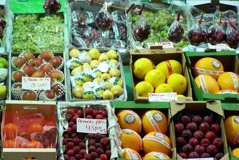 Frutas frescas, de várias partes do Brasil, enfeitam as bancas surtidas do Mercado Municipal de São Paulo. Imagem: Janaína Calaça