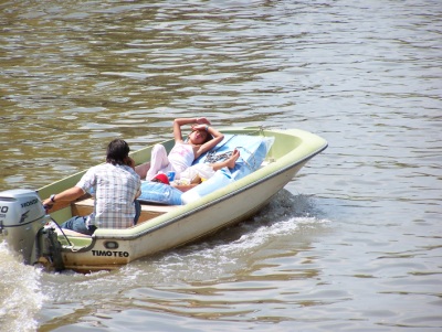 Pequena embarcação - Rio Tigre. Foto: Jeguiando