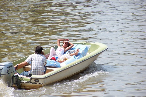 Embarcações particulares também dividem as águas do Tigre. Imagem: Arquivo Jeguiando