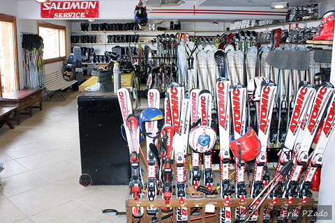 Loja de locação de equipamento de esqui em Bariloche, Argentina. É aqui onde tudo começa: dos tombos às quedas! Imagem: Erik Pzado.