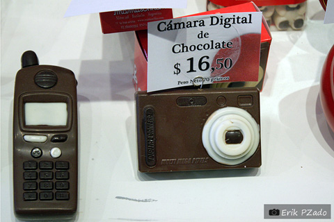 Celular jurássico de chocolate e câmera ideal para fotos na laje... de chocolate. Quem quer? Imagem: Erik Pzado.