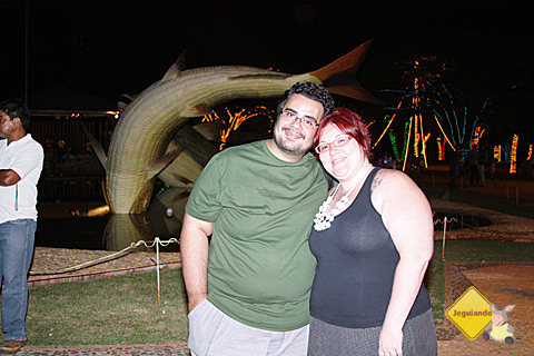 Erik Pzado e Janaína Calaça na Praça da Liberdade, Bonito, Mato Grosso do Sul. Imagem: Carina Freitas.