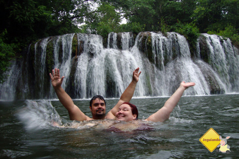 Erik Pzado e Janaína Calaça. Cachoeiras da Estância Mimosa, Bonito, Mato Grosso do Sul. Imagem: Cris