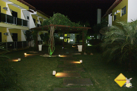 Visão noturna da área externa do Marruá Hotel, Bonito, Mato Grosso do Sul. Imagem: Erik Pzado.