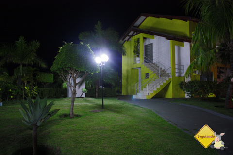 Visão noturna da área externa do Marruá Hotel, Bonito, Mato Grosso do Sul. Imagem: Erik Pzado.