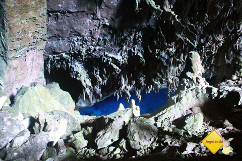 O azul das águas da gruta contrastam com o branco das formações rochosas. Gruta do Lago Azul, Bonito, Mato Grosso do Sul. Imagem: Erik Pzado.