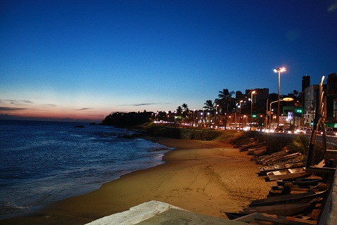 Rio Vermelho à noite. Salvador, Bahia. Imagem: Erik Pzado.
