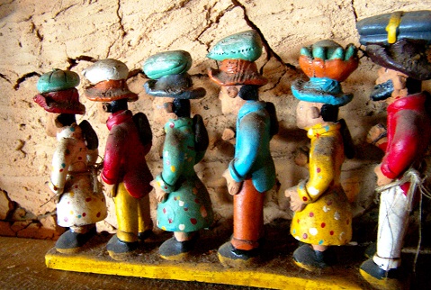 Artefatos de barro enfeitam o ambiente do Sertão Bom, Salvador, Bahia. Imagem: Janaína Calaça