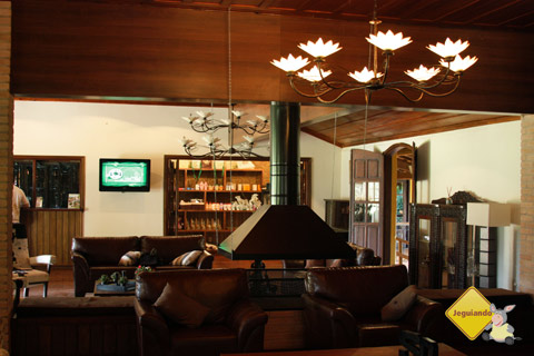 Sala de estar do casarão principal. Santa Clara Eco Resort, Dourado, SP. Imagem: Erik Pzado
