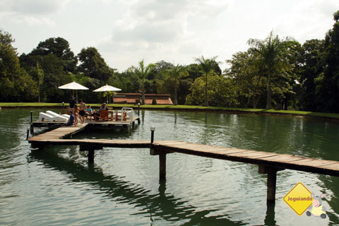 Deck para relaxar sobre o lago. Santa Clara Eco Resort, Dourado, SP. Imagem: Erik Pzado