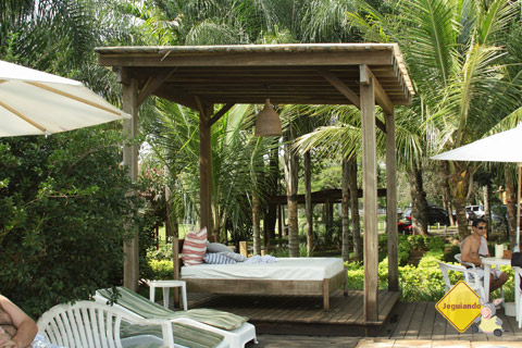 Bangalôs à beira da piscina para relaxar. Santa Clara Eco Resort, Dourado, SP. Imagem: Janaína Calaça.