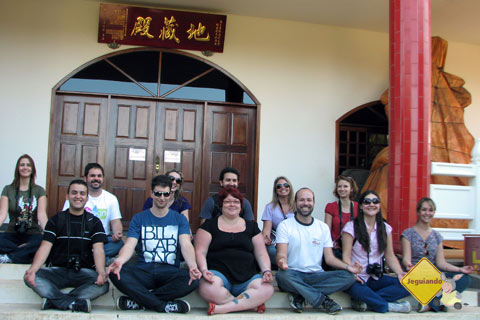 Blogueiros reunidos no Templo Budista fazendo gracinha e correndo o risco de levar um raio na cabeça! Imagem: Jeguiando