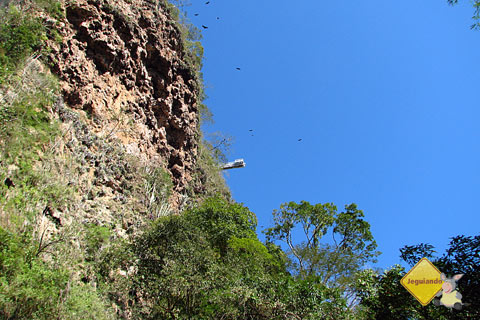Plataforma de 90 m de altura, onde acontece o Rapel na Boca da Onça. Imagem: Erik Pzado