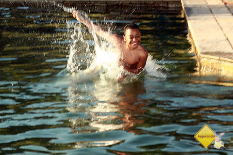 Jorginho, nosso amiguinho viajante, fazendo a festa na piscina! Imagem: Erik Pzado