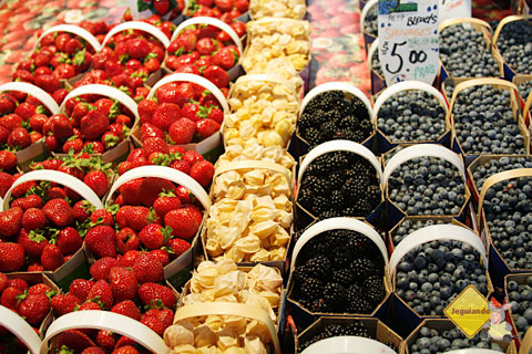 Frutas frescas e respeito à sazonalidade. Marché Jean-Talon (Jean-Talon Market), Montréal, Canadá. Imagem: Erik Pzado