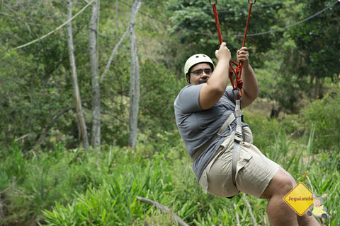 Erik na tirolesa no Parque Ecológico do Monjolinho. Imagem: Janaína Calaça