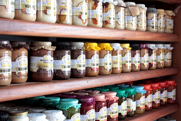 Queijos e doces variados são a especialidade da casa de produtos da roça Vaquinha, em Campanha, MG. Imagem: Janaína Calaça