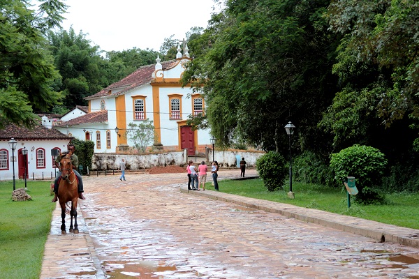 Tiradentes, suas ruas de pedra, seu tempo que corre devagar. Minas Gerais. Imagem: Erik Pzado
