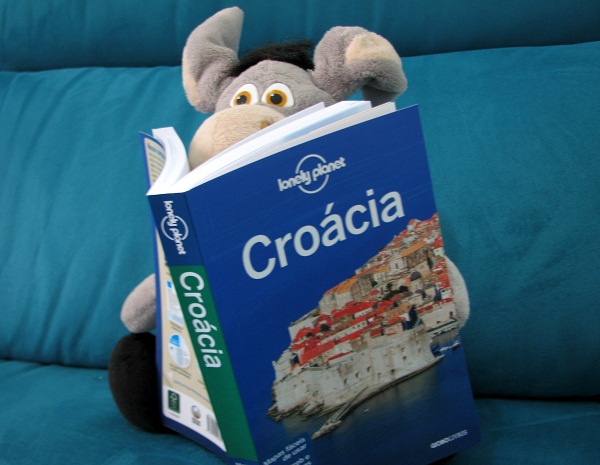 Jegueton lendo seu guia Lonely Planet da Croácia. Imagem: Janaína Calaça