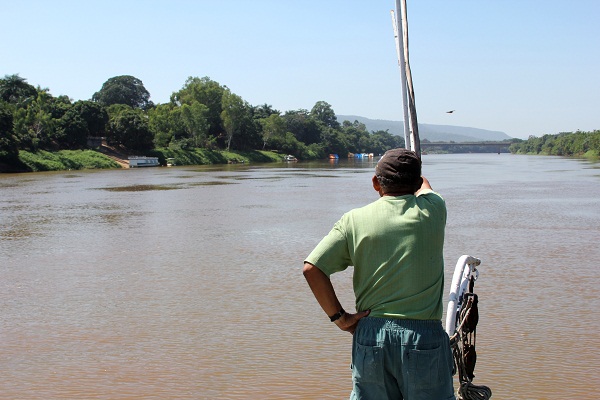 Capitão de olho no rio. Imagem: Janaína Calaça