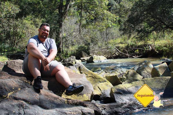 Erik na cachoeira. Canto da Floresta Eco Resort, Amparo, SP. Imagem: Erik Pzado