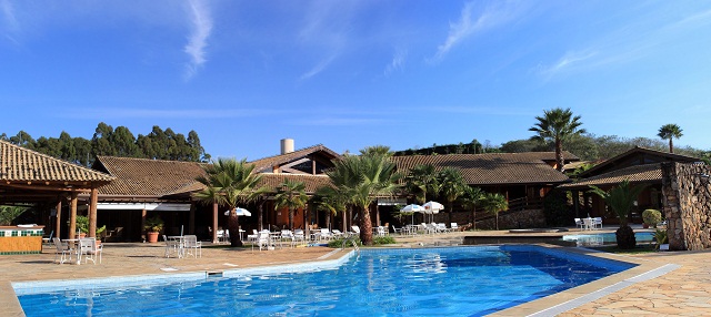 Área da piscina. Canto da Floresta Eco Resort, Amparo, SP. Imagem: Janaína Calaça