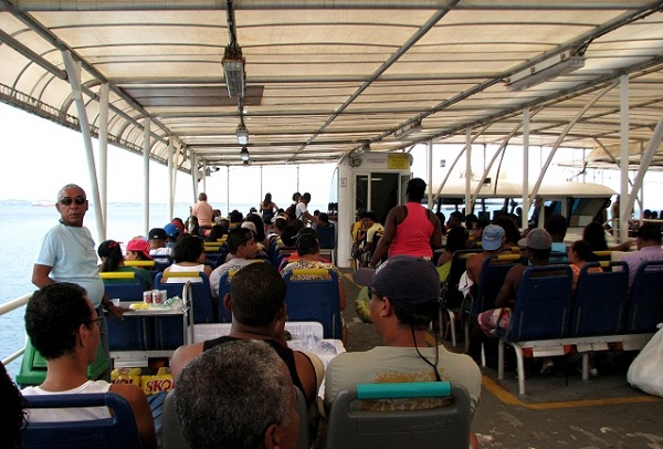 Pegando o ferry de Salvador para Bom Despacho. Imagem: Janaína Calaça