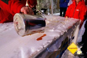 Fazendo pirulitos de Maple Syrup no gelo. Sun Peaks, British Columbia, Canadá. Imagem: Erik Pzado