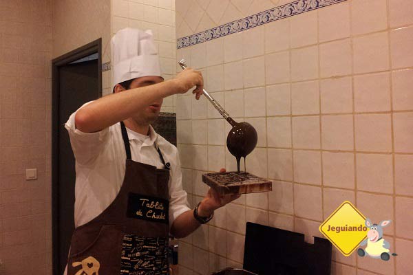 Thiago, do blog Rodei, também entrou na "dança" do chocolatier! Imagem: Janaína Calaça