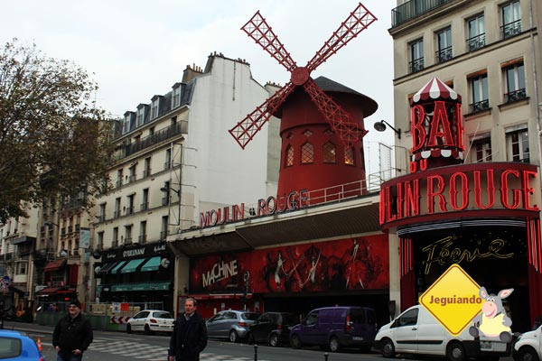 Moulin Rouge durante o dia. Paris, França. Imagem: Janaína Calaça