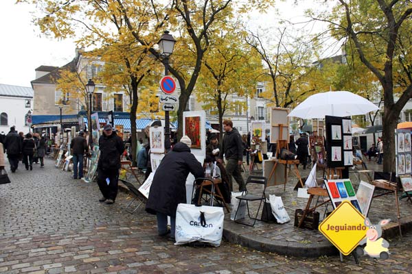 Artistas locais vendem seus trabalhos nas ruasboêmias de Montmartre. Imagem: Janaína Calaça