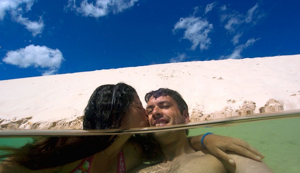 Lucia Malla, do blog Uma malla pelo mundo, e o maridão André Seale fizeram esta linda foto na Lagoa Azul, nos Lençóis Maranhenses