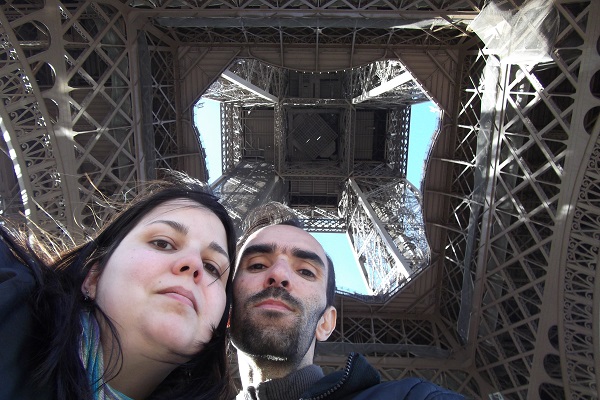 Alcita e Umberto viajaram juntinhos para a Cidade Luz (Paris, França) e tiraram uma foto aos pés da Torre Eiffel! 