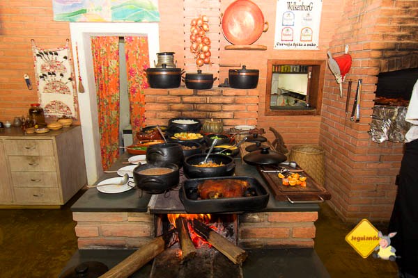 Comida mineira no forno à lenha do Restaurante Dona Felicidade. Cunha, SP. Imagem: Erik Pzado