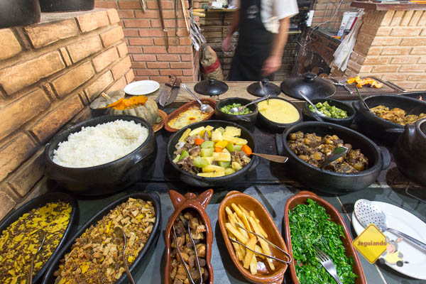 Comida mineira no forno à lenha do Restaurante Dona Felicidade. Cunha, SP. Imagem: Erik Pzado