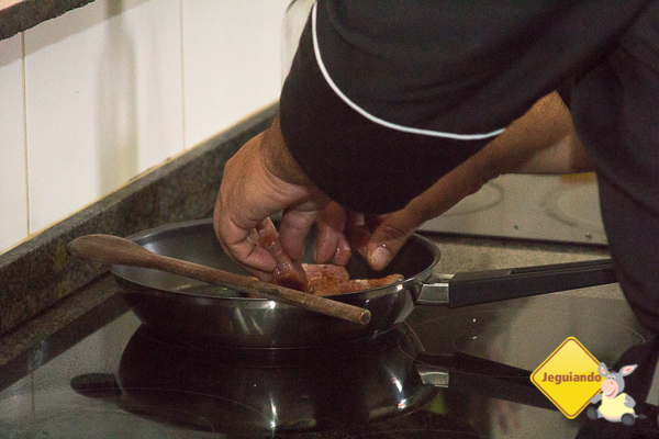 Chef João Carlos durante o preparo de um dos pratos servidos na casa. Imagem: Erik Pzado