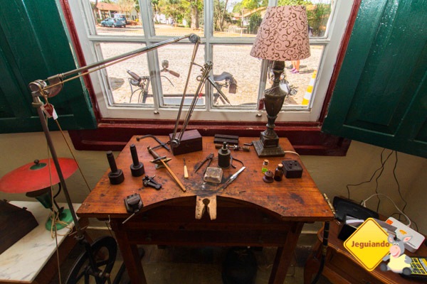 Mesa de trabalho do Paulo, onde o ourives confecciona as peças da Casa do Sino. Imagem: Erik Pzado