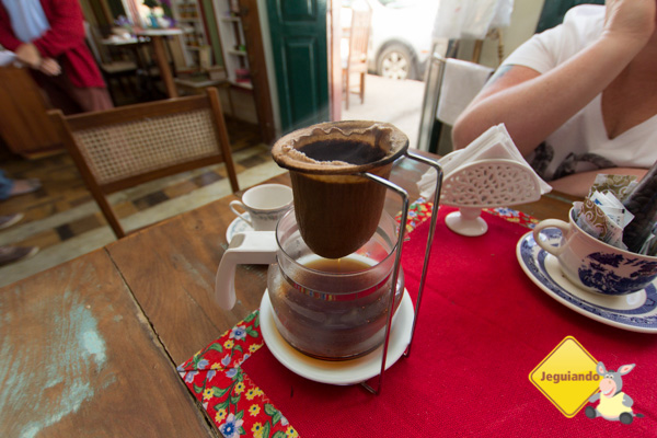 Café coado na mesa. Casa do Sino, Tiradentes, MG. Imagem: Erik Pzado