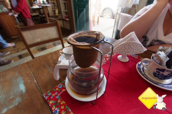 Café coado na mesa. Casa do Sino, Tiradentes, MG. Imagem: Erik Pzado