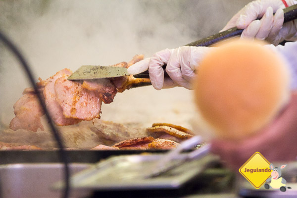 Carne defumada sendo preparada para rechear um dos mais famosos sanduíches de Toronto. St. Lawrence Market. Toronto, Ontário. Imagem: Erik Araújo