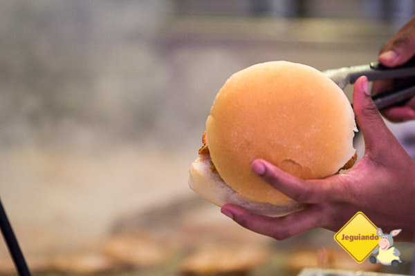 Carne defumada sendo preparada para rechear um dos mais famosos sanduíches de Toronto. St. Lawrence Market. Toronto, Ontário. Imagem: Erik Araújo