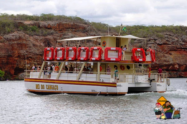 Uma das opções de fazer o passeio pelo Cânion do Xingó é pegar o catamarã que parte do Restaurante Karrancas. Imagem: Erik Araújo
