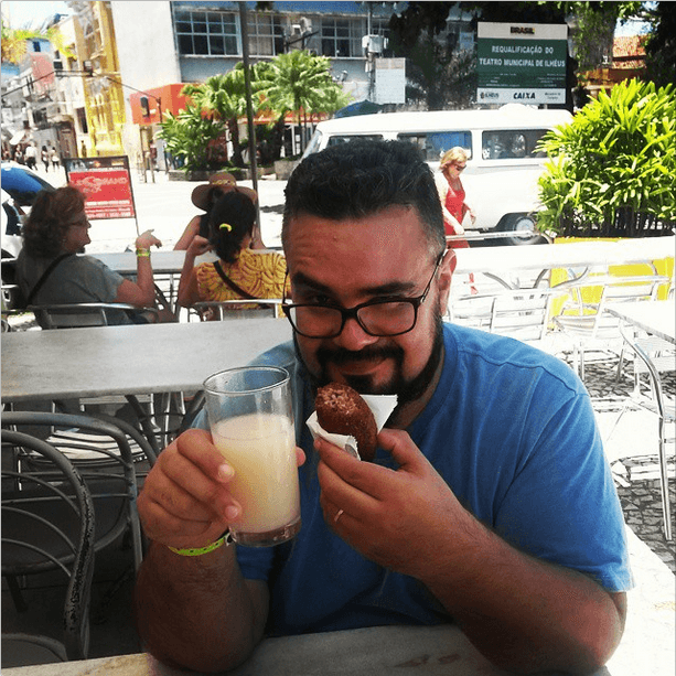 Erik comendo o kibe do seu Nacib. Imagem: Janaína Calaça