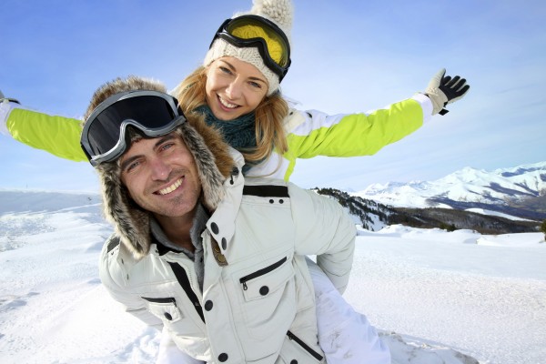 Casal de esquiadores. Imagem: Premium Assistance