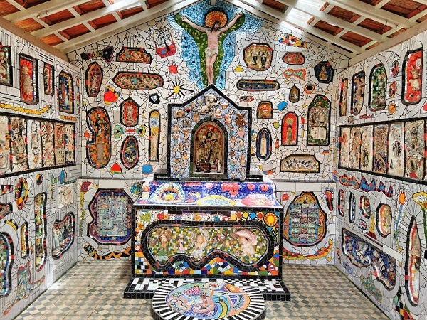 Mosaicos dos artistas Ângelo Milani e de sua esposa Cláudia Villar Marques de Sá. São Bento do Sapucaí. Imagem: Janaína Calaça