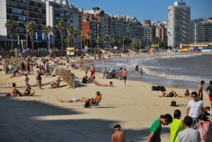 Galera pegando um bronze na praia de Pocitos.