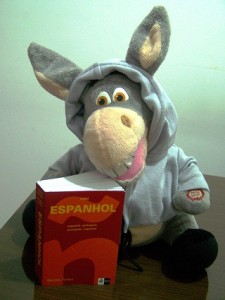 Jegueton e seu dicionário de espanhol. "Me gustaria hacer una ligación! No, no! Una llamada, una llamada!". Imagem: Janaína Calaça.