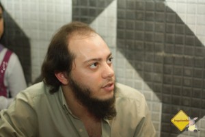 Leonardo Mathias no dia do lançamento, pela Editora Patuá, de seu livro "De Pé". Imagem: Erik Pzado