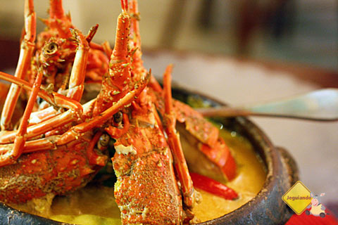 Trilogia baiana: lagosta, peixe e camarão. Dica de prato principal da chef Tereza Paim. Restaurante Terreiro Bahia, Praia do Forte, BA. Imagem: Janaína Calaça