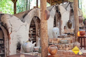 Ateliê Suenaga e Jardineiro utiliza o forno Noborigama, que pode atingir até 1400ºC. Imagem: Erik Pzado